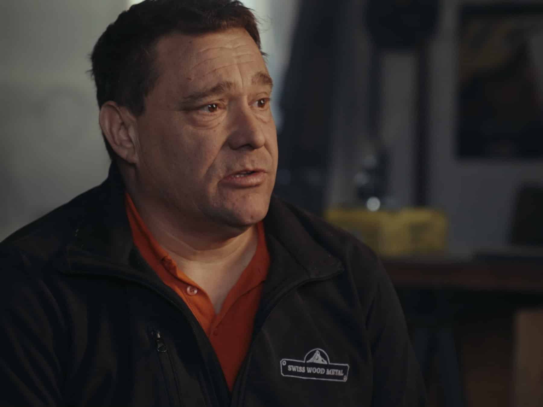 Serge Caboussat, fondateur de Swiss Wood Metal, dans son atelier à Gland